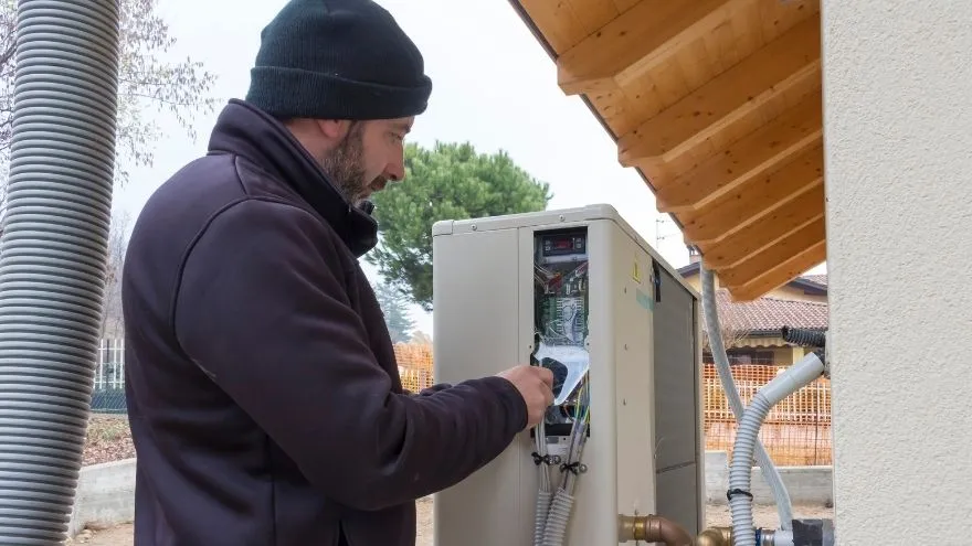 Zdjęcie Jakie uprawnienia do montażu pomp ciepła są niezbędne w Polsce?