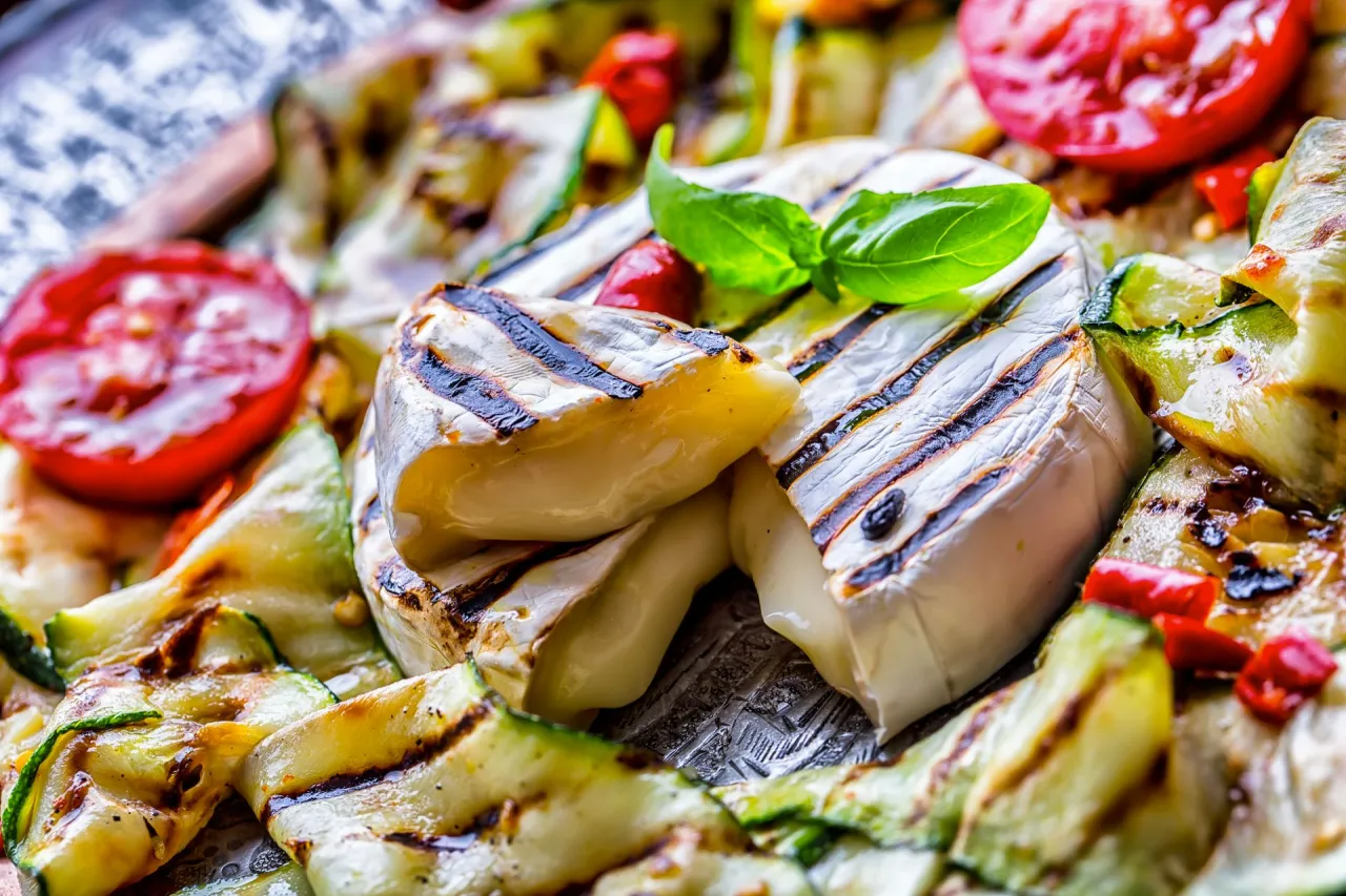 Zdjęcie Grillowany ser pleśniowy: Sekrety idealnego smaku na ruszcie