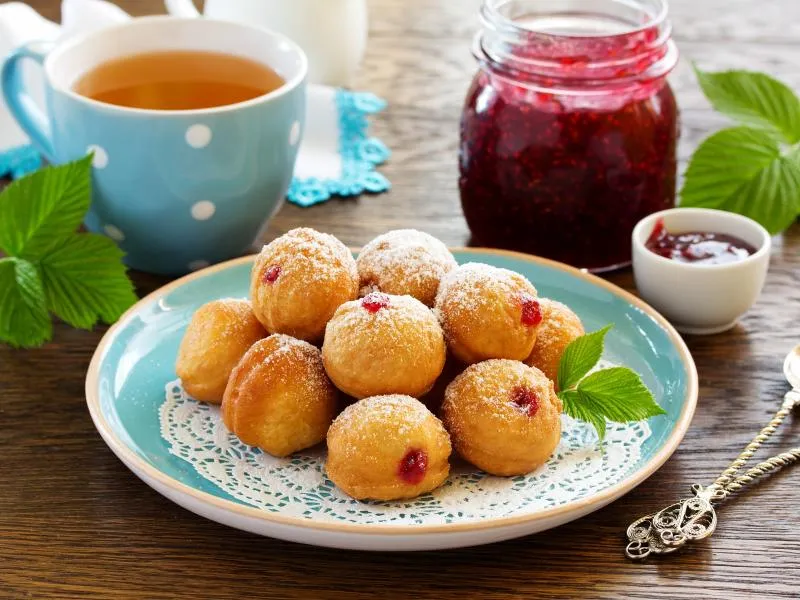 Zdjęcie Ile kcal ma pączek z dżemem? Kaloryczność słodkiej przekąski