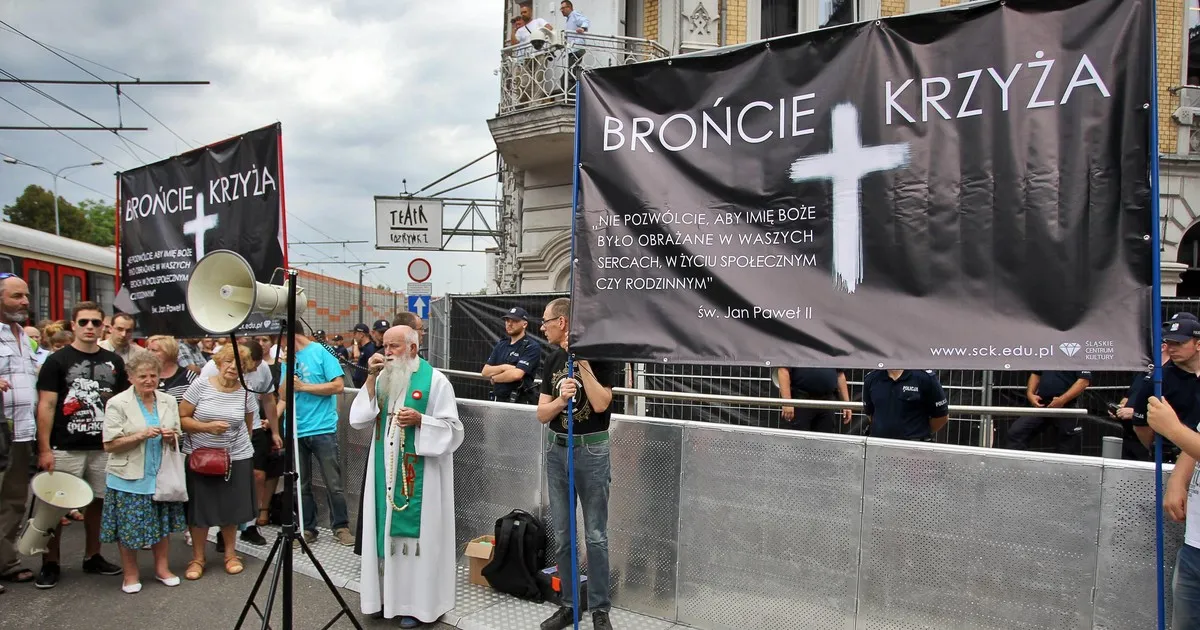Zdjęcie Spektakl klątwa: kontrowersje, emocje i wpływ na polską kulturę