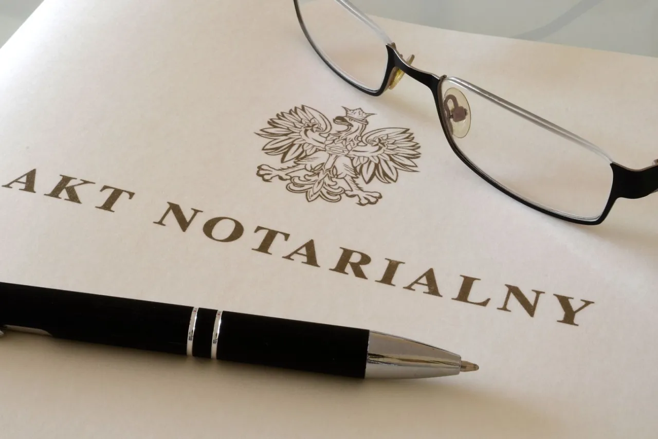 Zdjęcie Ile kosztuje notariusz przy przepisaniu działki? Sprawdź ukryte opłaty!