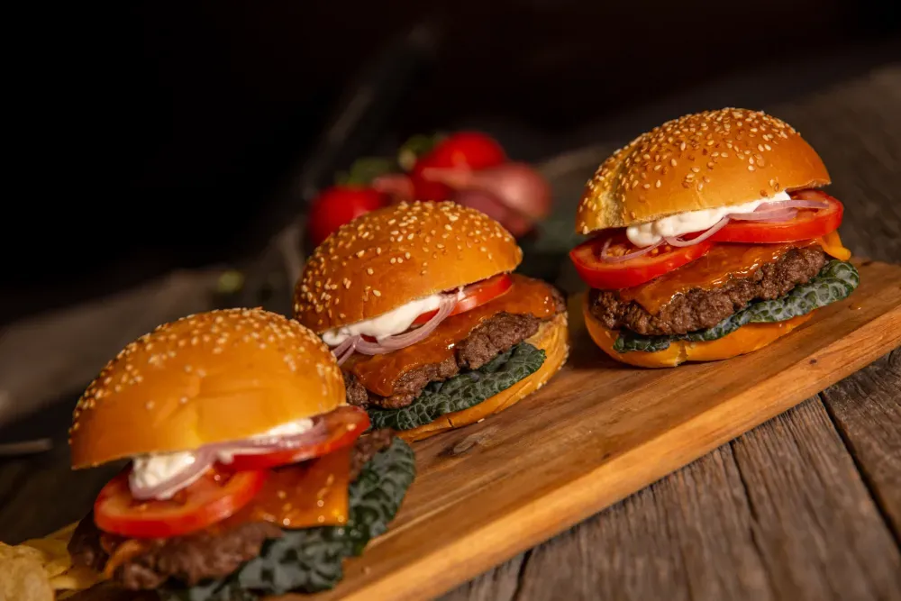 Zdjęcie Proste przepisy na burgery z grilla, które zachwycą Twoich gości