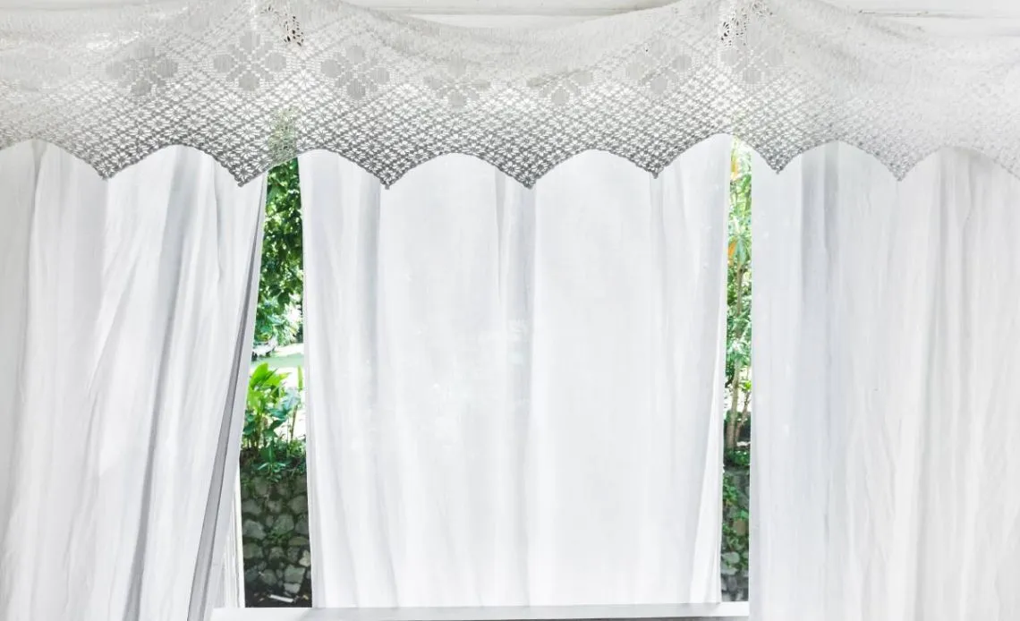 Zdjęcie Jak zamontować zasłony na balkonie w bloku bez wiercenia i stresu