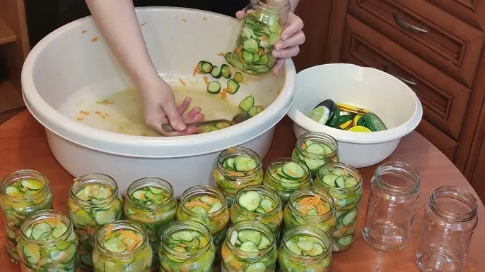 Zdjęcie Prosta sałatka szwedzka krok po kroku. Zaskakująco smaczny przepis bez wysiłku