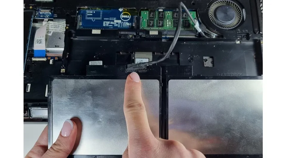Zdjęcie Wymiana baterii laptop Dell - proste kroki i ważne wskazówki