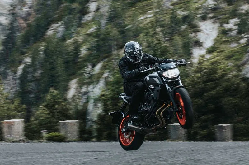 Zdjęcie Jaki kask motocyklowy do 1500 zł? Najlepsze opcje, których musisz unikać