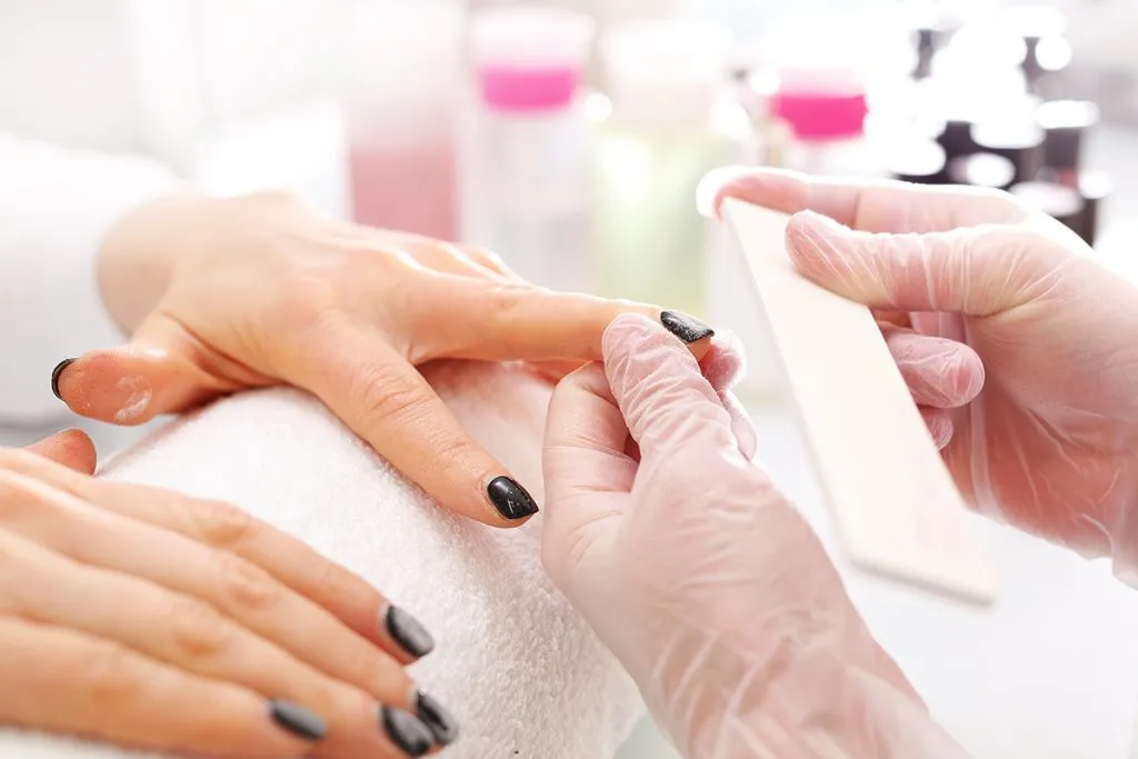 Zdjęcie Czym zmyć manicure hybrydowy? Sprawdzone metody i porady na łatwe usunięcie