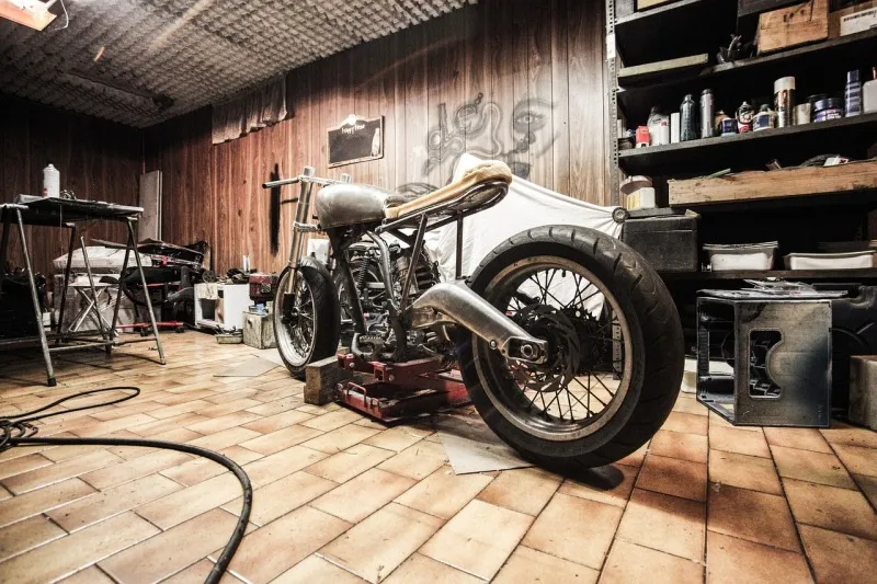 Zdjęcie Jakie narzędzia do warsztatu motocyklowego? Kluczowe wyposażenie i porady