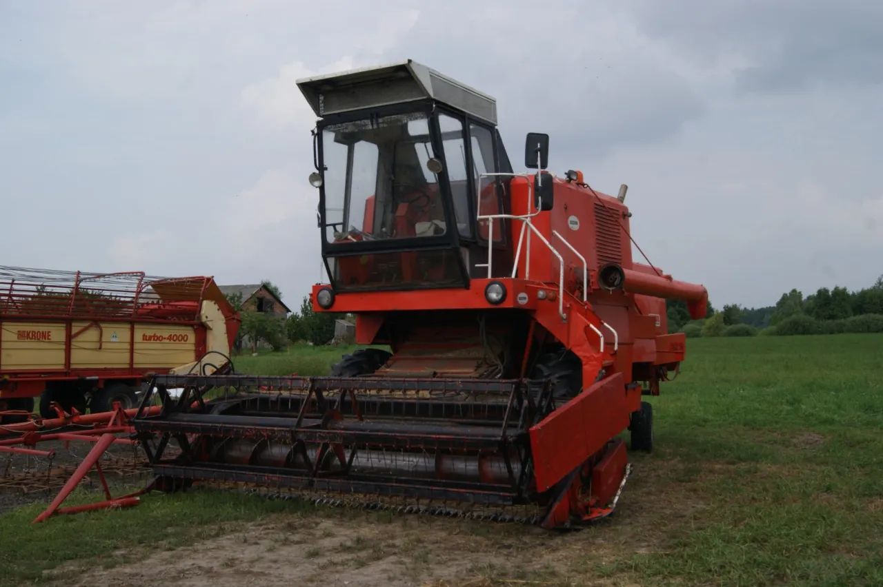 Zdjęcie Bizon Z056: Co warto wiedzieć o cenach i wyposażeniu kombajnu?