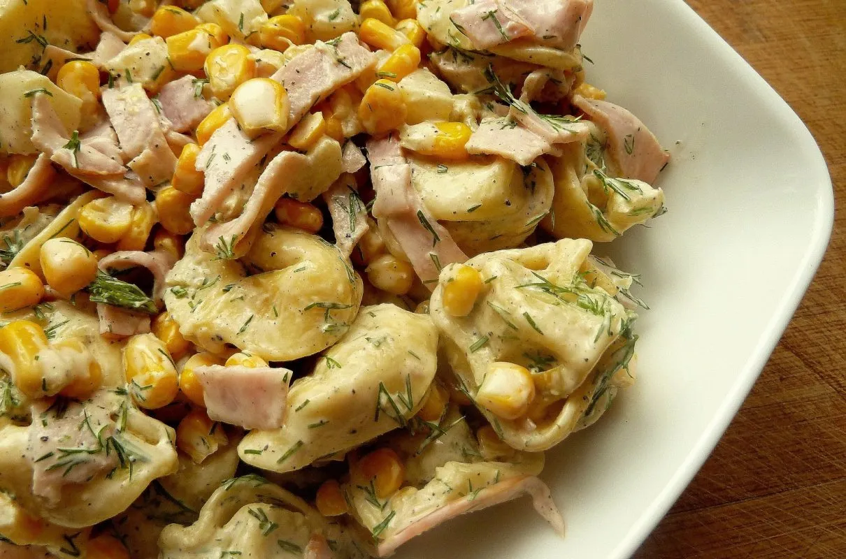 Zdjęcie Z czym podawać tortellini z szynką, aby zachwycić gości?