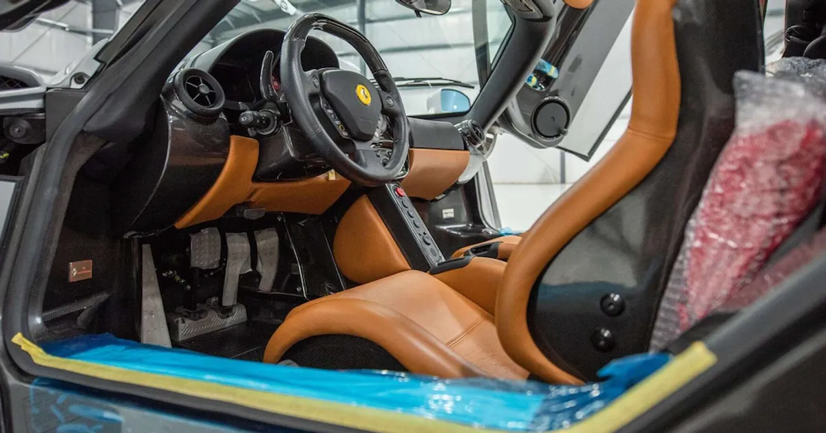 Zdjęcie Ile kosztuje Ferrari Enzo? Poznaj szokujące ceny tych aut!