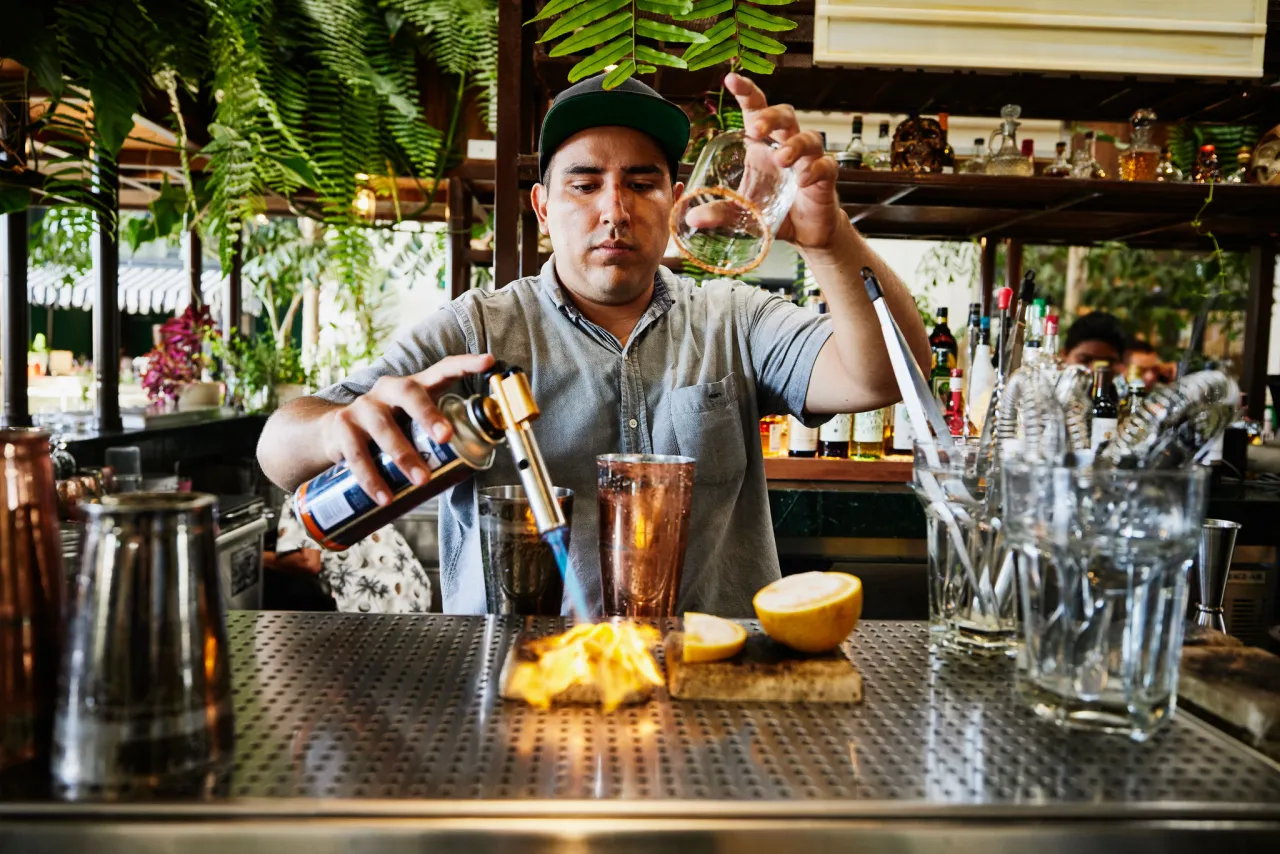 Zdjęcie Ile zarabia barman w hotelu? Zaskakujące fakty o wynagrodzeniach