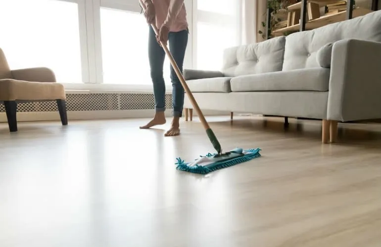 Zdjęcie Jaki mop do paneli podłogowych wybierać, aby nie uszkodzić podłogi?
