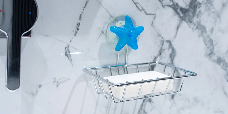 Zdjęcie Jak skutecznie przykleić przyssawkę do glazury i uniknąć problemów