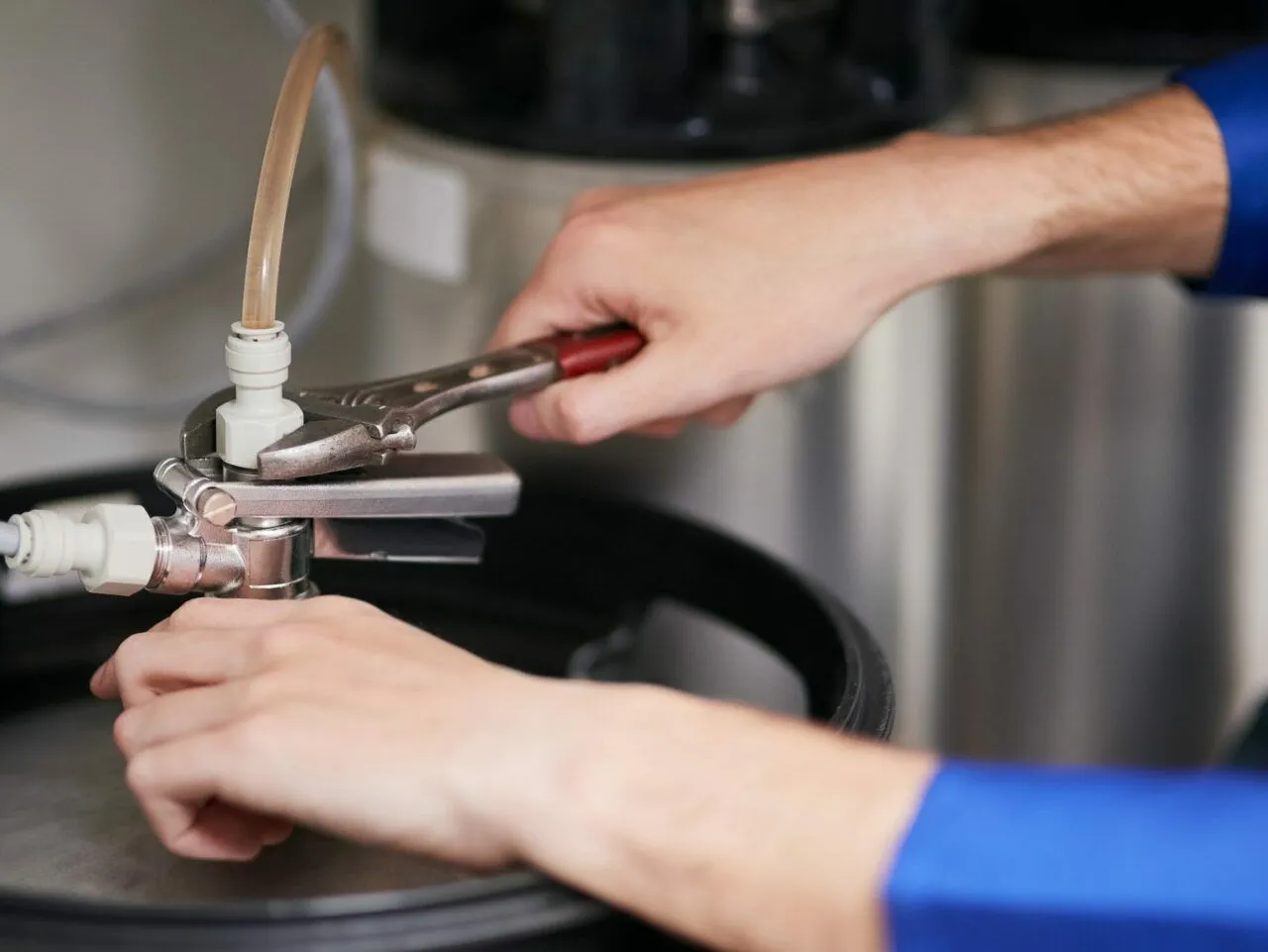 Zdjęcie Jak spuścić wodę z bojlera na YouTube - proste kroki i porady