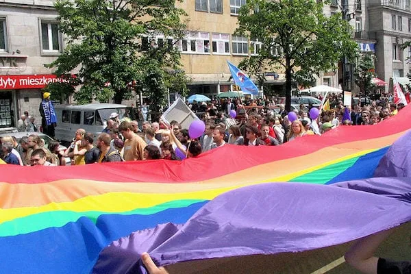 Zdjęcie Karta LGBT w Warszawie: Co to jest i jak wpływa na społeczność?