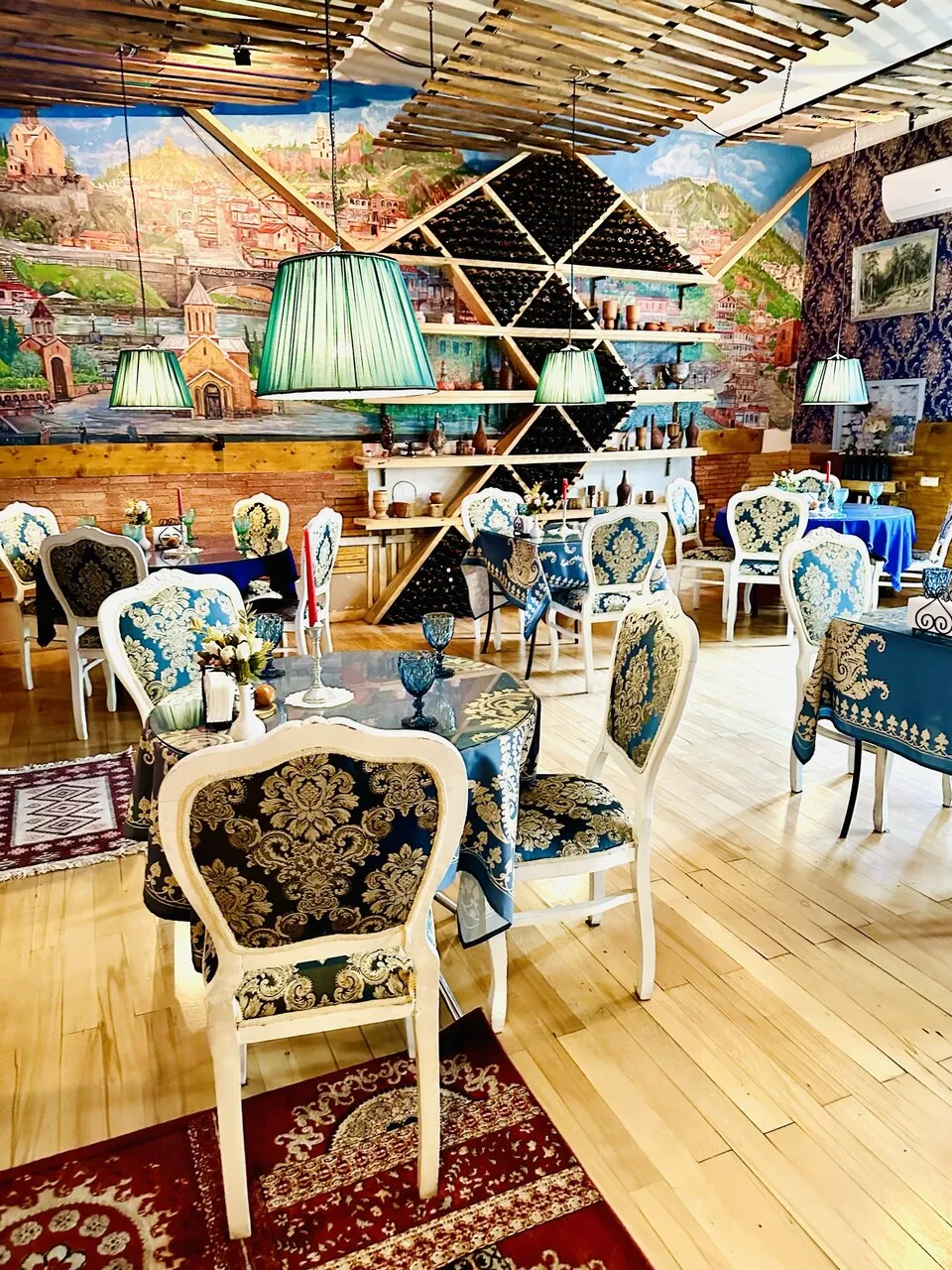 Zdjęcie Tbilisi gdzie zjeść: Odkryj najlepsze restauracje z gruzińską kuchnią