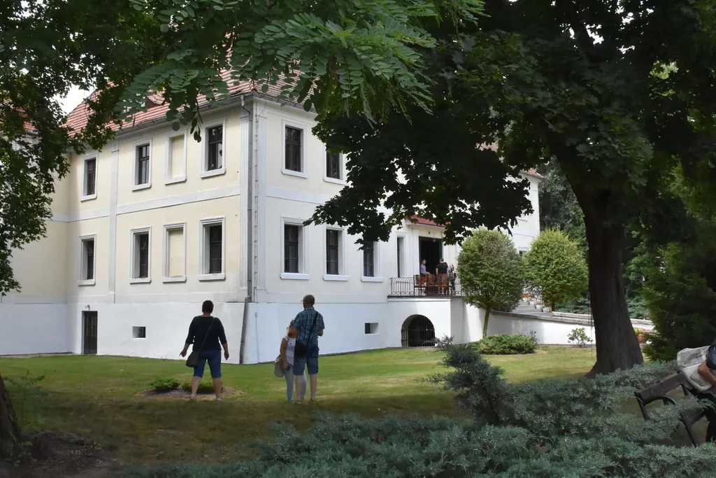 Zdjęcie Pałac w Solnikach: Historia, architektura i możliwości wynajmu