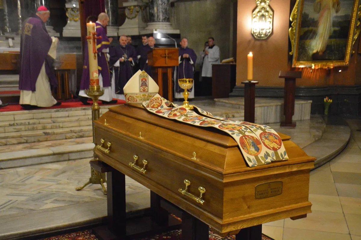 Zdjęcie Jak ustawić trumnę w kościele - kluczowe zasady i symbolika