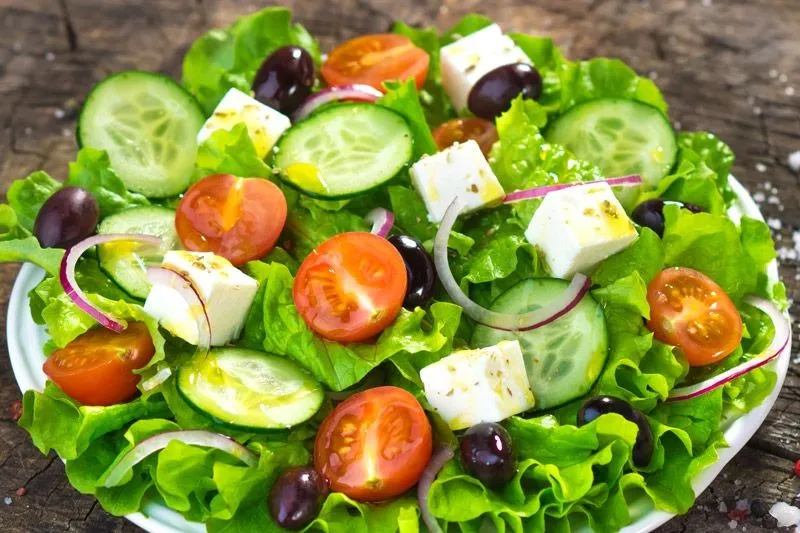Zdjęcie Jak zrobić sałatkę grecką, która zachwyci Twoich gości i jest prosta?