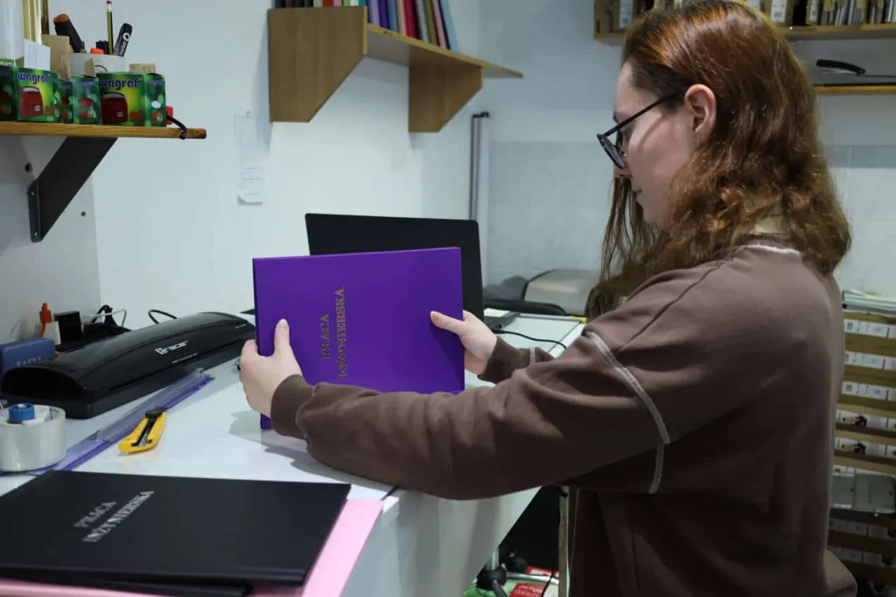 Zdjęcie Ile trwa drukowanie pracy dyplomowej? Sprawdź czas realizacji usług