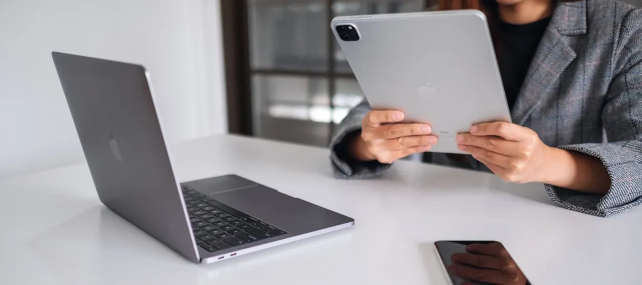 Zdjęcie IPad czy laptop – który wybór oszczędzi Twój czas i pieniądze?