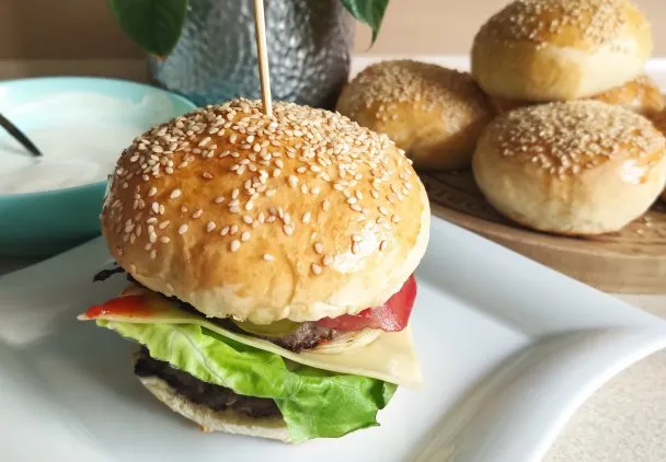 Zdjęcie Gdzie kupić bułki do hamburgerów? Najlepsze miejsca i porady