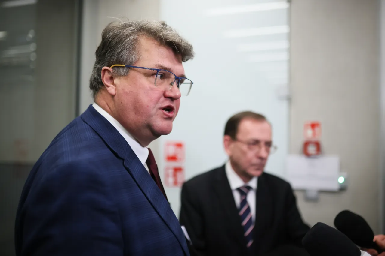 Zdjęcie Tajemnicza gra PiS w sprawie Kamińskiego i Wąsika. Ekspert wskazuje tropy