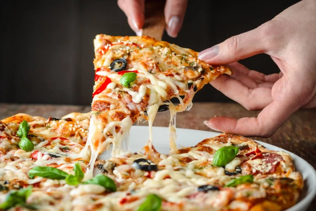 Zdjęcie Jak jeść pizzę z oliwą – odkryj najlepsze sposoby i tradycje