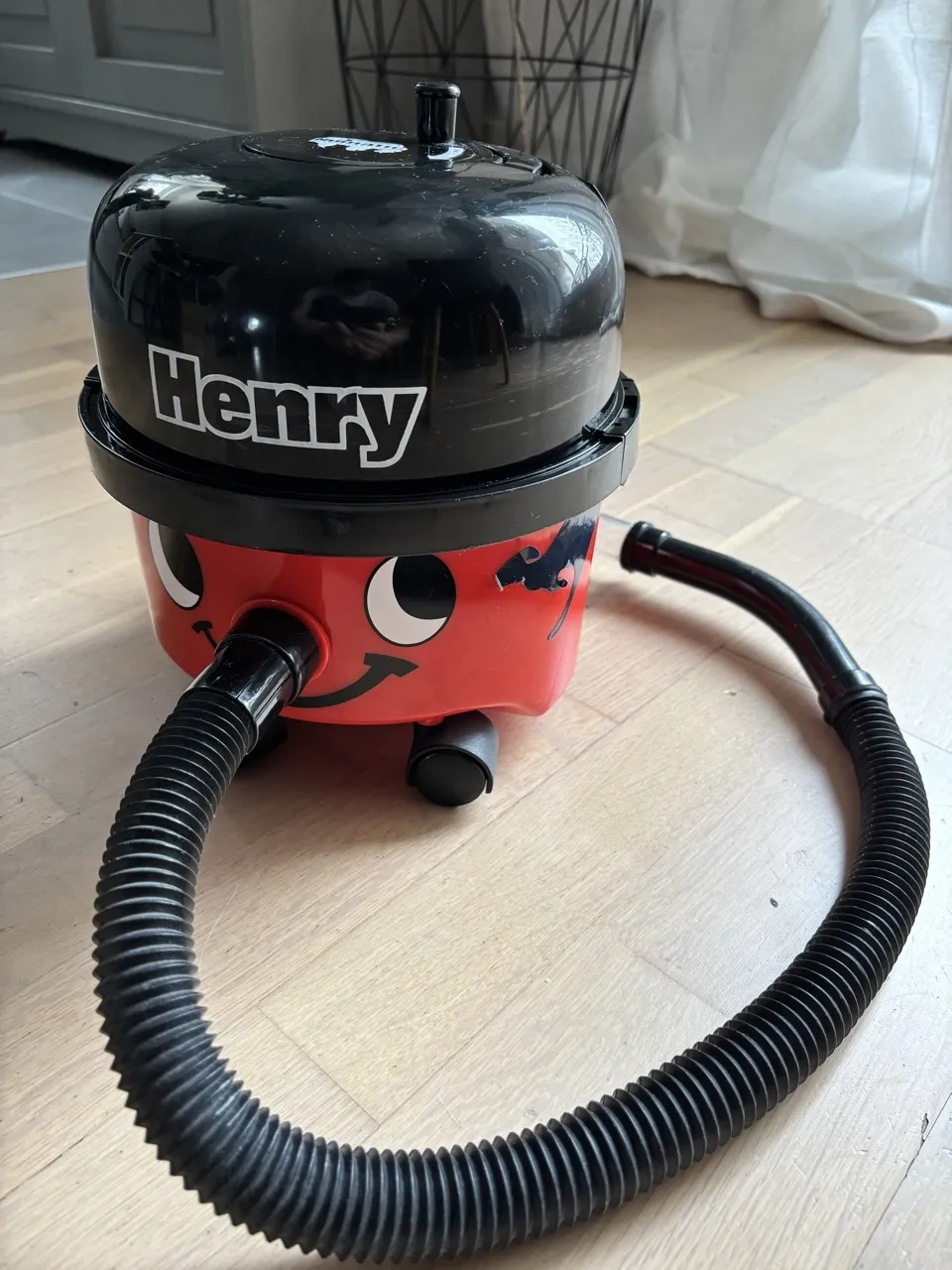 Zdjęcie Odkurzacz Henry zabawka – idealny wybór dla małych pomocników