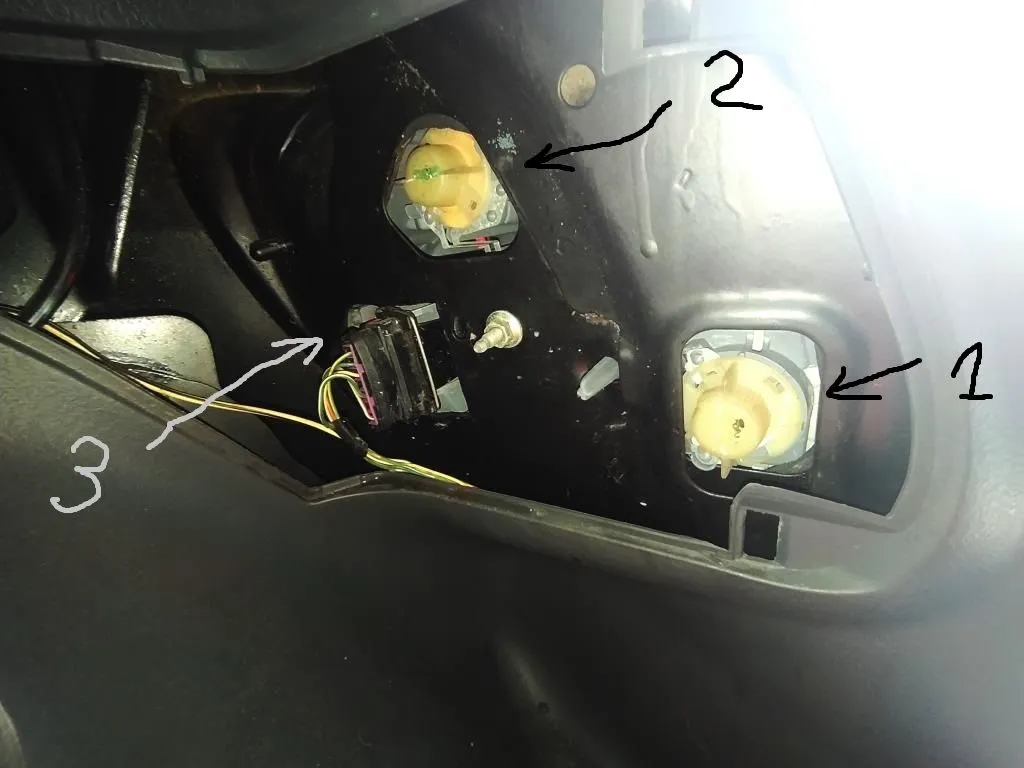 Zdjęcie Jak wymienić żarówkę w Toyota Yaris - prosty poradnik krok po kroku