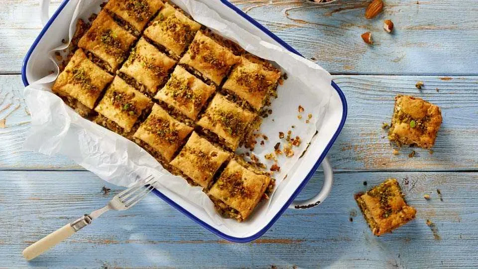 Zdjęcie Pyszna baklava z ciasta francuskiego - łatwy przepis krok po kroku