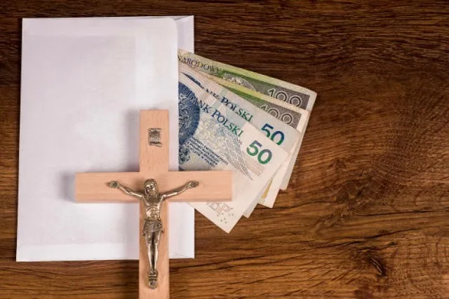 Zdjęcie Tyle zarabia ksiądz w Polsce: Kompletne zestawienie dochodów duchownych