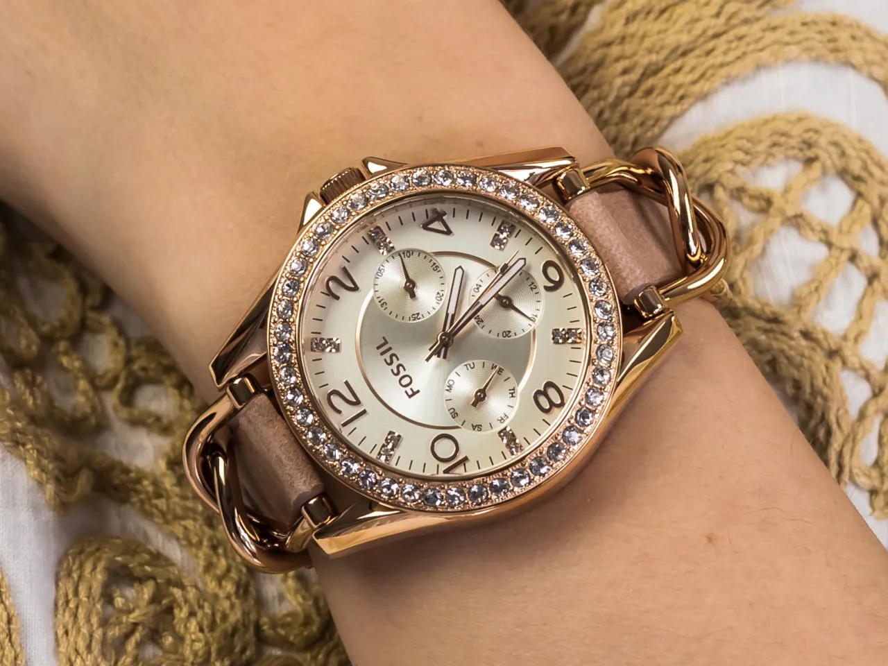 Zdjęcie Fossil zegarek damski złoty – modele, które zachwycą każdą kobietę