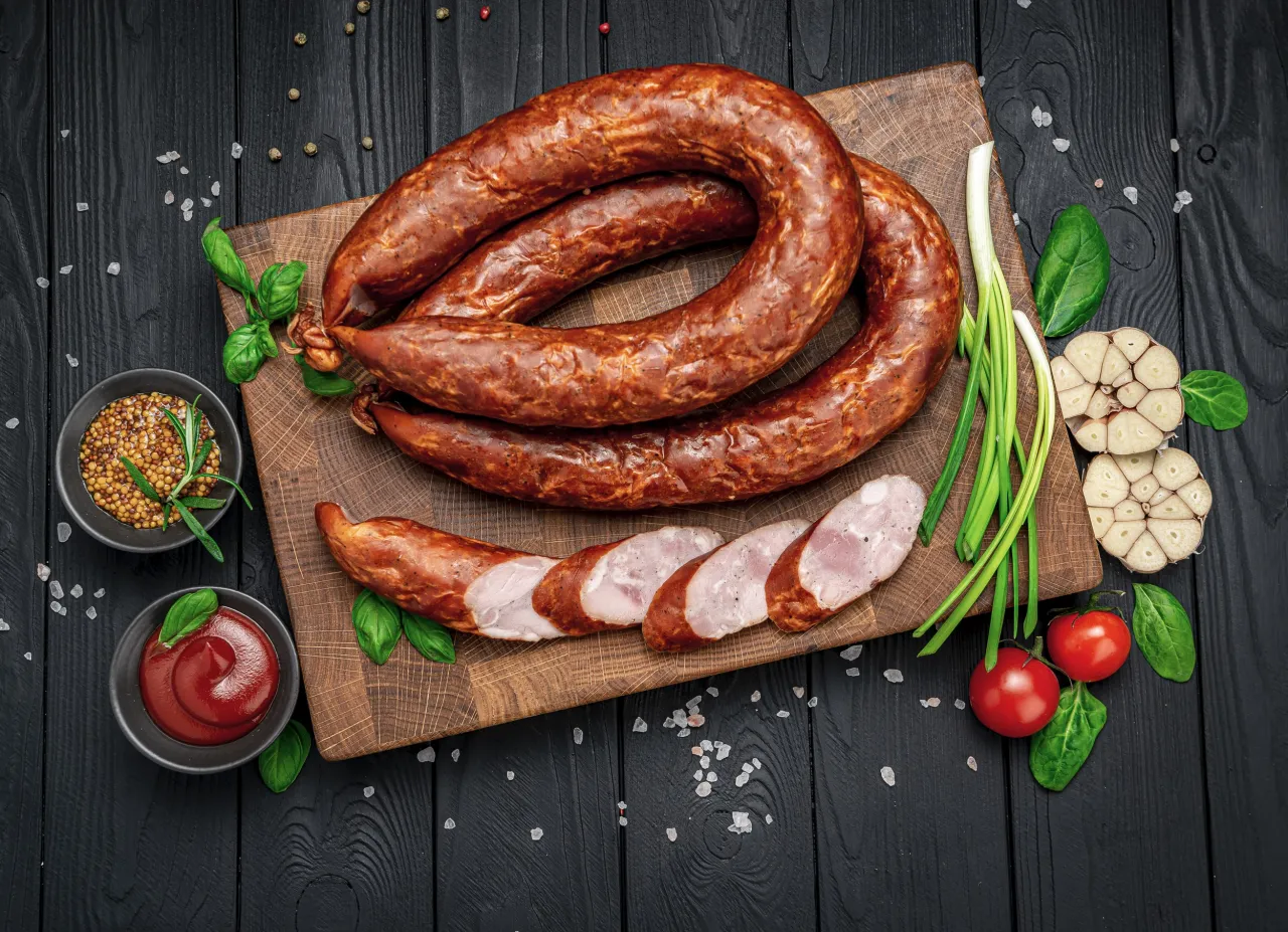 Zdjęcie Ile czasu wędzimy kiełbasę? Poznaj sekrety idealnego wędzenia