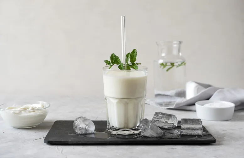 Zdjęcie Ayran napój: jak przygotować zdrowy i orzeźwiający napój jogurtowy