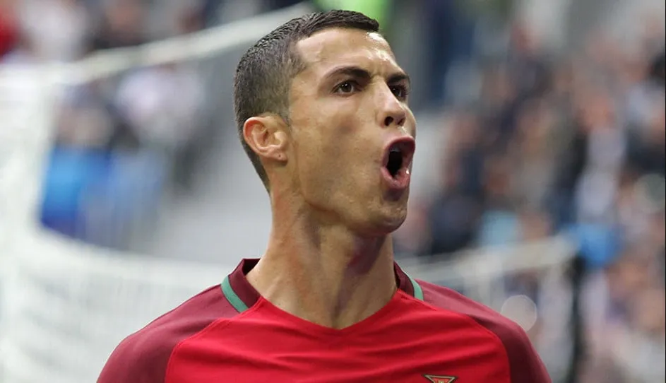 Zdjęcie Ile zarabia Ronaldo? Zaskakujące fakty o jego dochodach i kontraktach