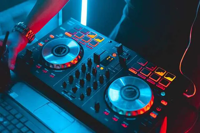 Zdjęcie Ile bierze DJ za 18? Ceny, które zaskoczą i pomogą w wyborze