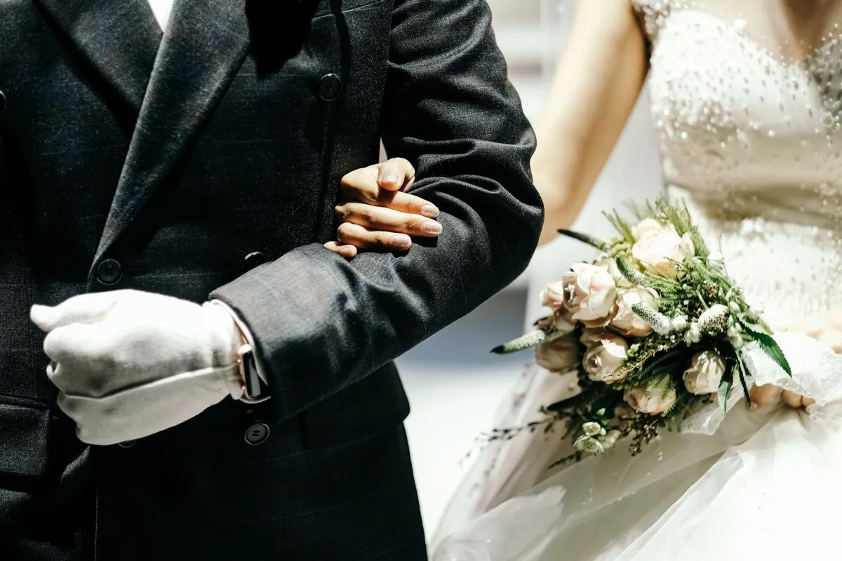 Zdjęcie Kto prowadzi pana młodego do ołtarza? Odkryj tradycje i nowoczesne wybory
