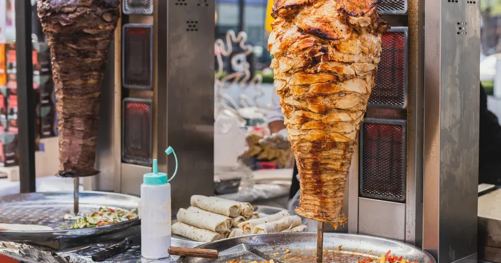 Zdjęcie Gdzie powstał kebab? Odkryj fascynującą historię tego dania