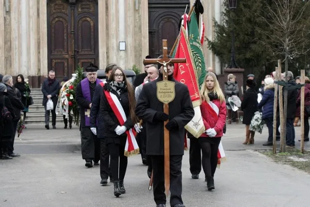Zdjęcie Jak sprawdzić datę pogrzebu w Legnicy i uniknąć nieporozumień