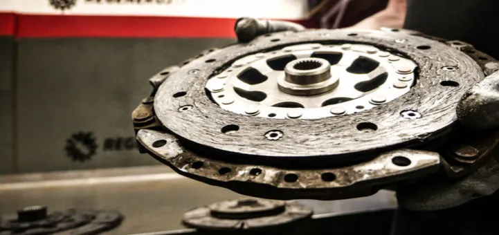 Zdjęcie Uszkodzony docisk sprzęgła objawy – nie ignoruj tych sygnałów!