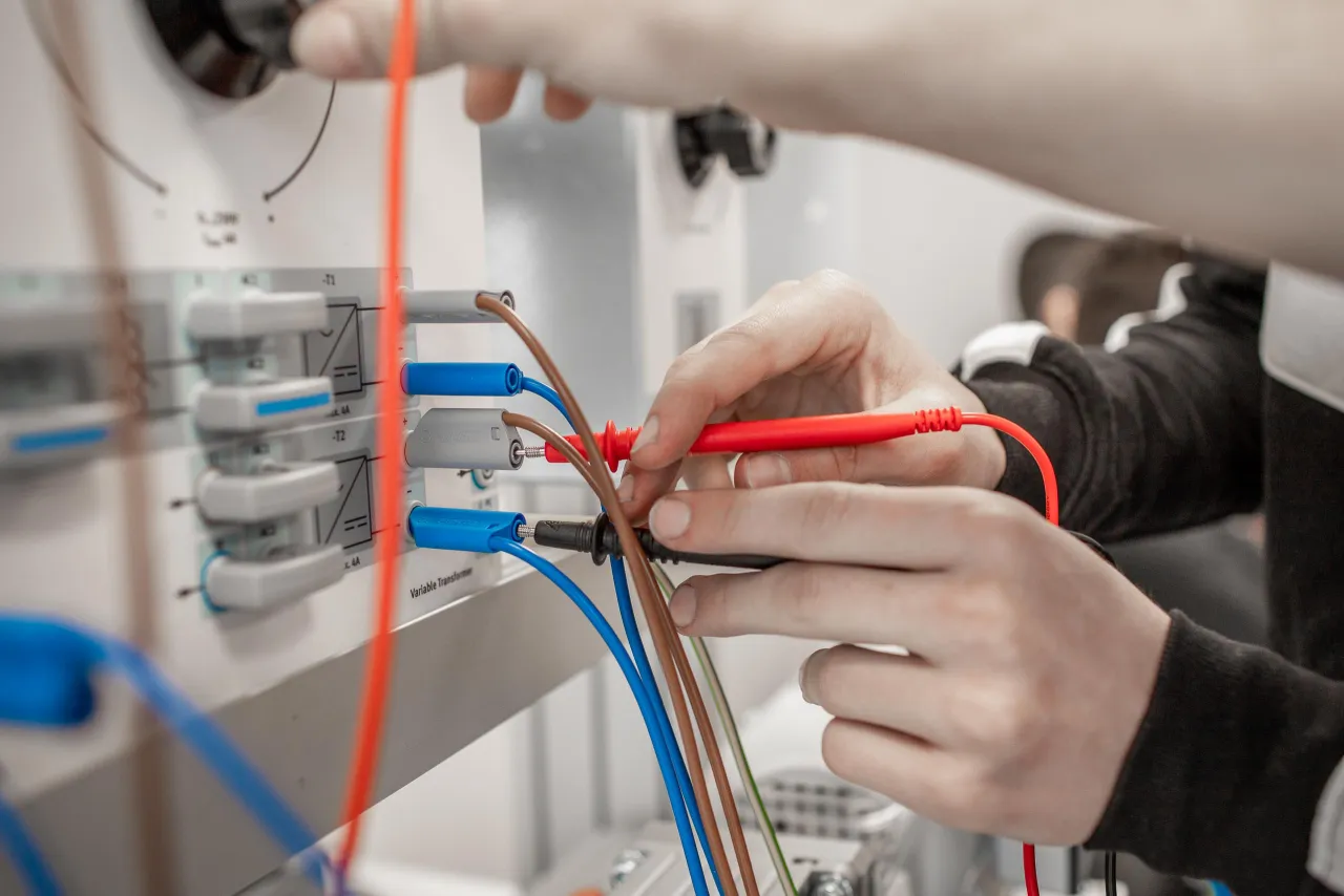 Zdjęcie Technik elektryk: kluczowe przedmioty rozszerzone dla Twojej kariery