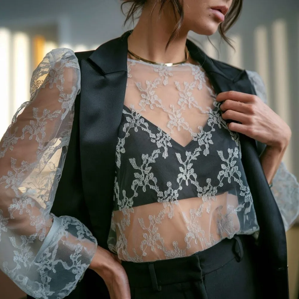 Zdjęcie Jaką bieliznę wybrać pod prześwitującą bluzkę, aby wyglądać elegancko?