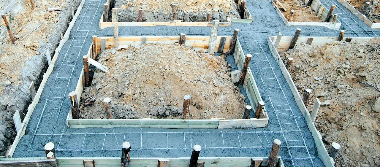 Zdjęcie Prawidłowe zbrojenie fundamentów: wszystko o rozstawie strzemion w budowie