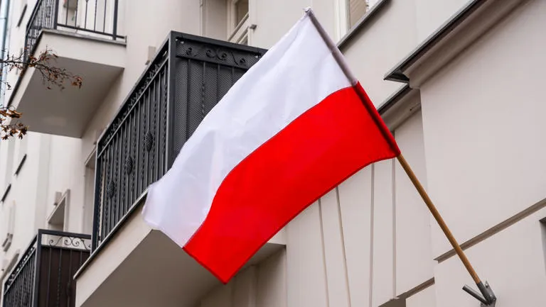 Zdjęcie Jak zawiesić flagę na balkonie - uniknij błędów i zrób to poprawnie