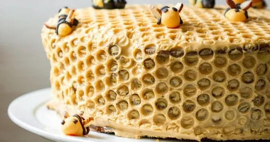 Zdjęcie Jak zrobić plaster miodu na tort - prosty przepis na efektowną dekorację