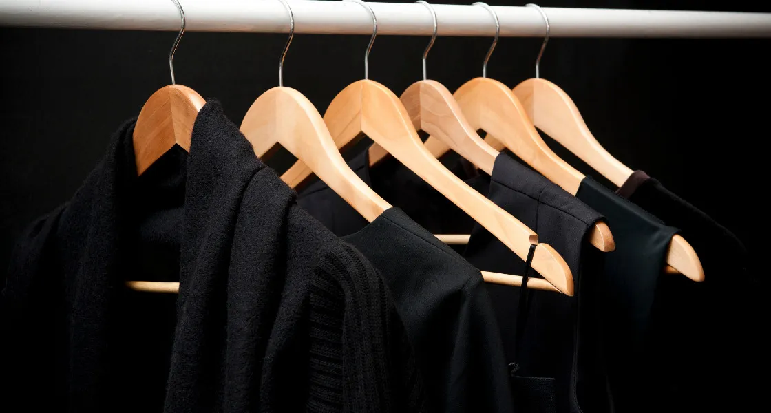 Zdjęcie Proste sposoby, by czarne ubrania nie obłaziły - skuteczna pielęgnacja