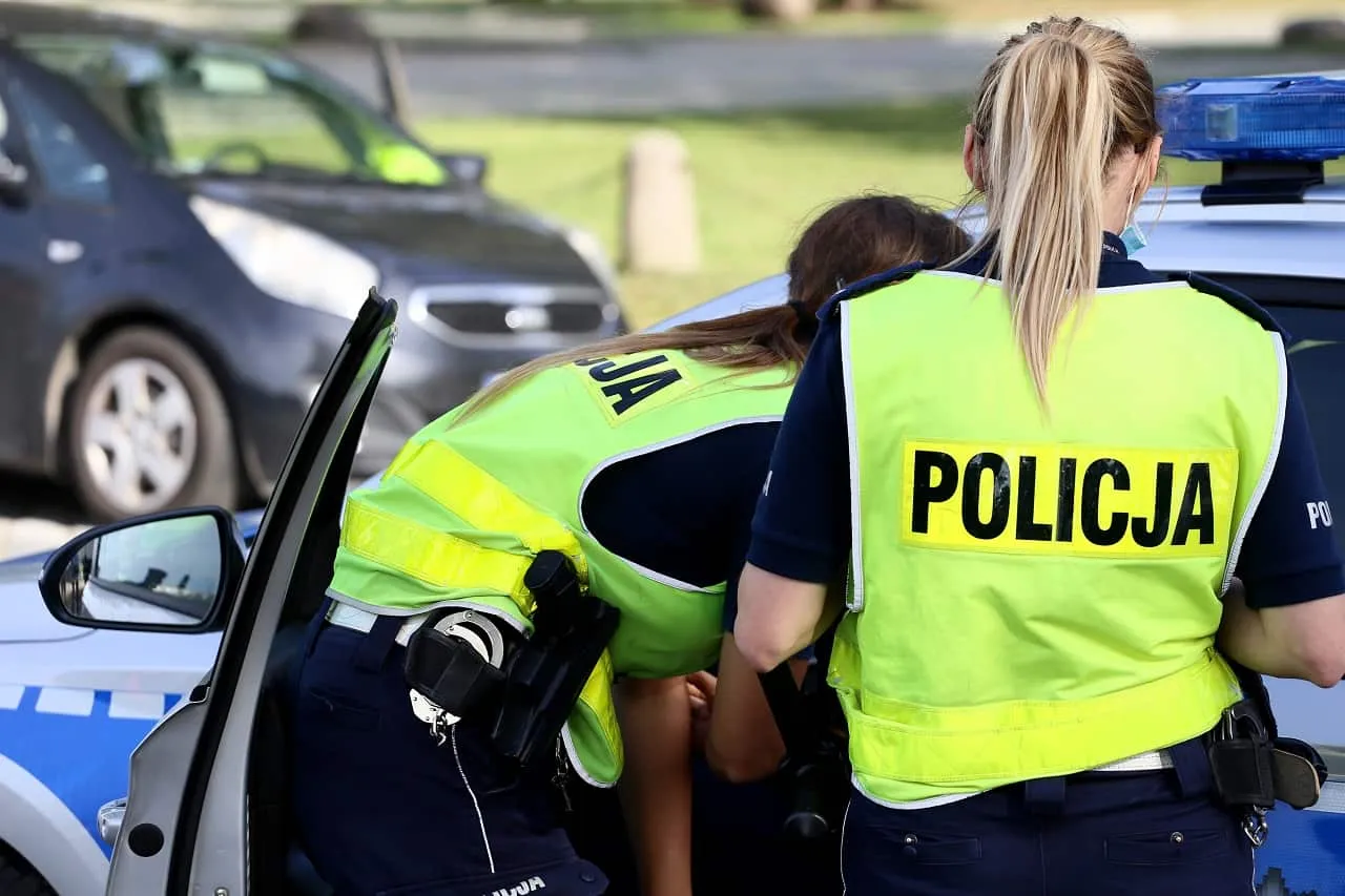Zdjęcie Poznaj prawdziwe powody dlaczego policja dotyka samochodu podczas kontroli