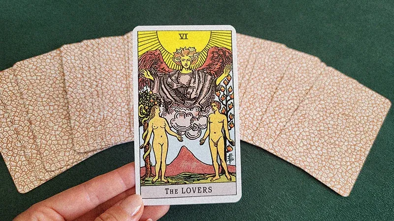 Zdjęcie Poznaj znaczenie karty the lovers tarot: miłość, wybory i duchowość